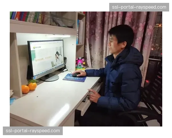 特写：焦点战中场休息，工作人员紧急修复边线裁判员的通讯设备