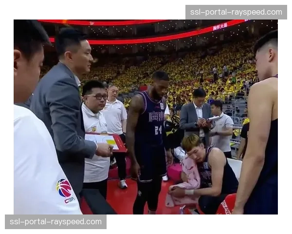 特写：广东队杜锋教练在暂停时用战术板怒砸地板，对球员防守轮转失误表达不满