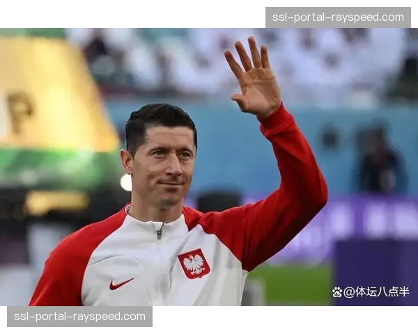 莱万传记作者透露：波兰前锋不适应巴萨替补角色，未来或赴美职联